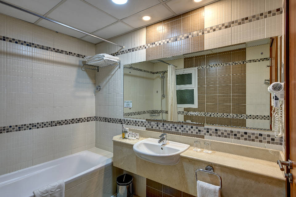 06-Hotel-Bathroom.jpg